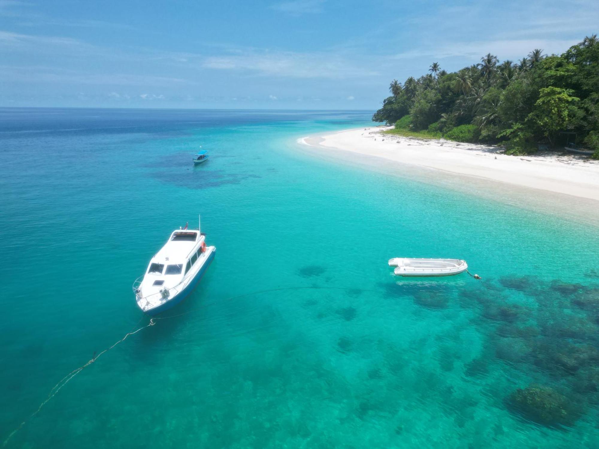 Pinang Island - Private Island Sea View Bungalows Singkil  Eksteriør billede