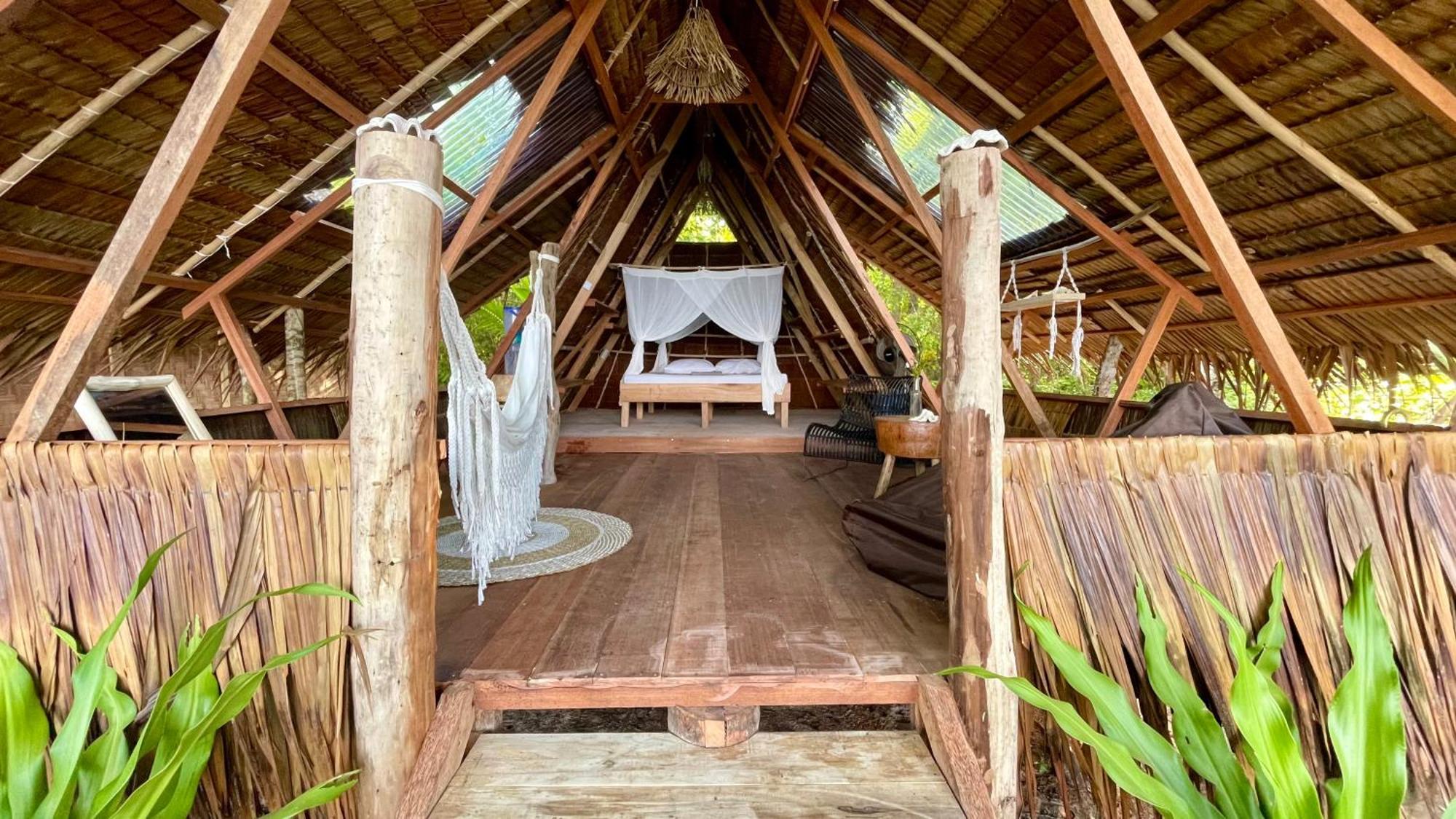 Pinang Island - Private Island Sea View Bungalows Singkil  Værelse billede